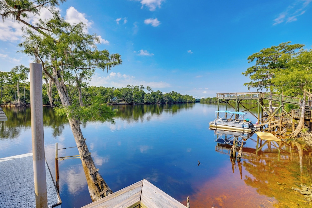 Suwannee River Retreat: Dock & Screened Porch!