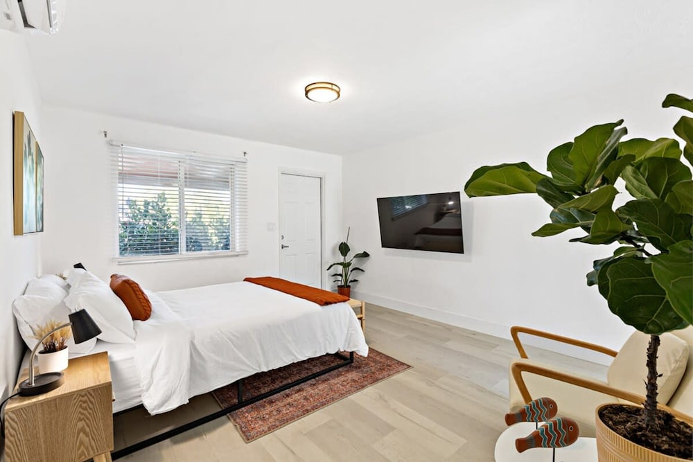 Lovely Rental Unit With Free Parking on Premises