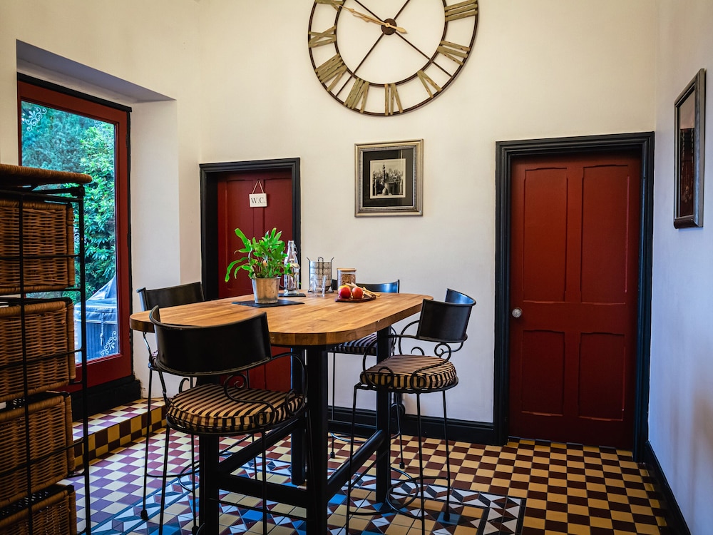 Lonsdale Villa Retreat