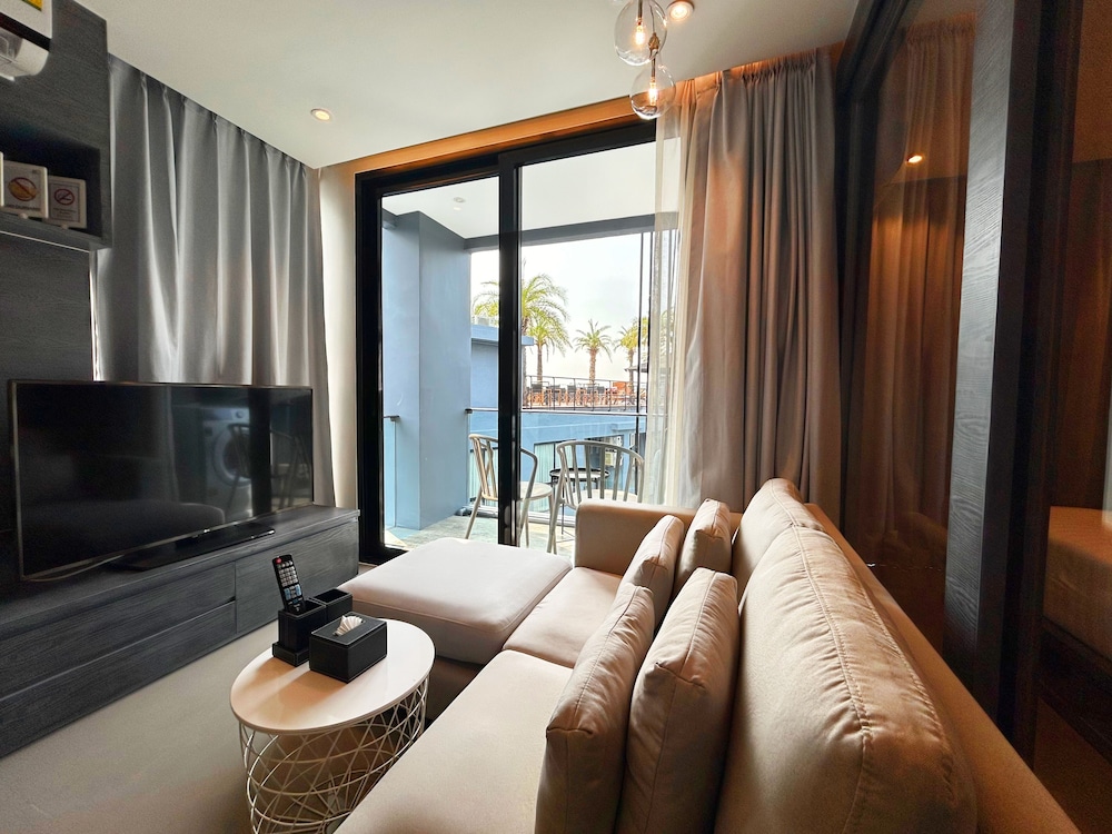 1BR with Rooftop Pool & Gym C191