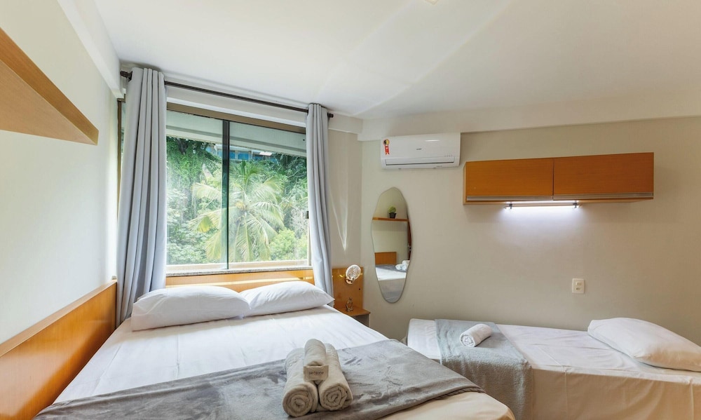 Apt w/ Balcony Steps From the Sea, Ilheus Erw0301