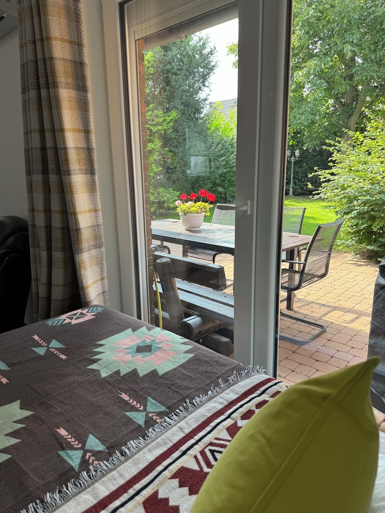 Modern House Gehrden contactless garden