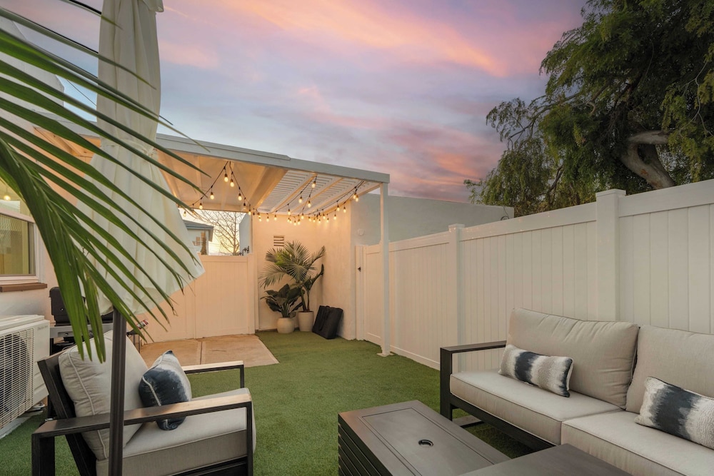 La Jolla Stay w/ Firepit & Walk to Beach Arenas