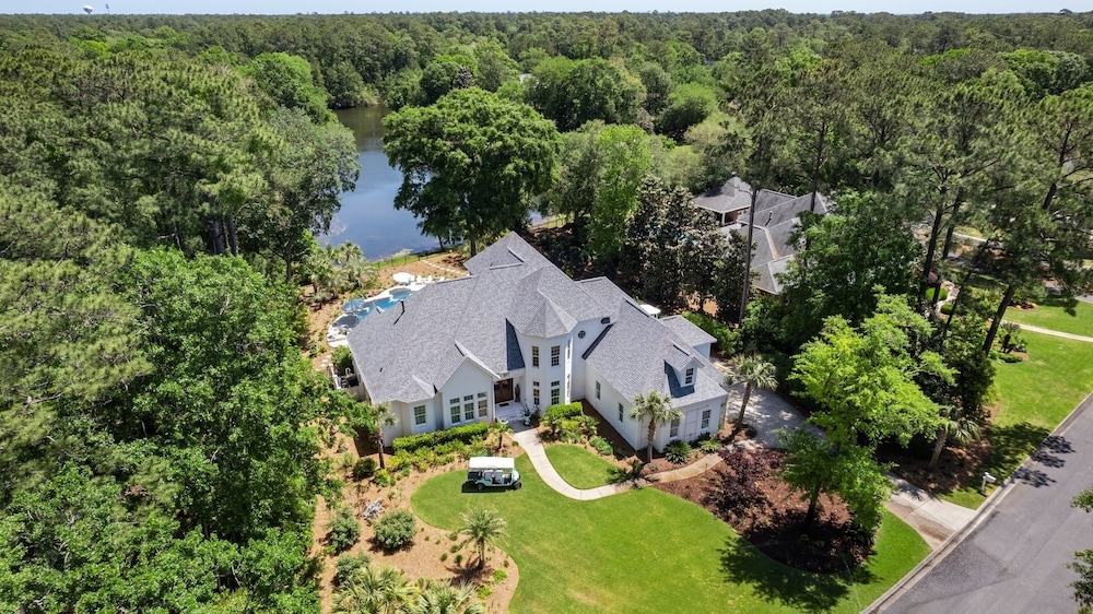 4 bedroom, 4.5 bath overlooking the pond, private pool! The White House 4 Home view 4