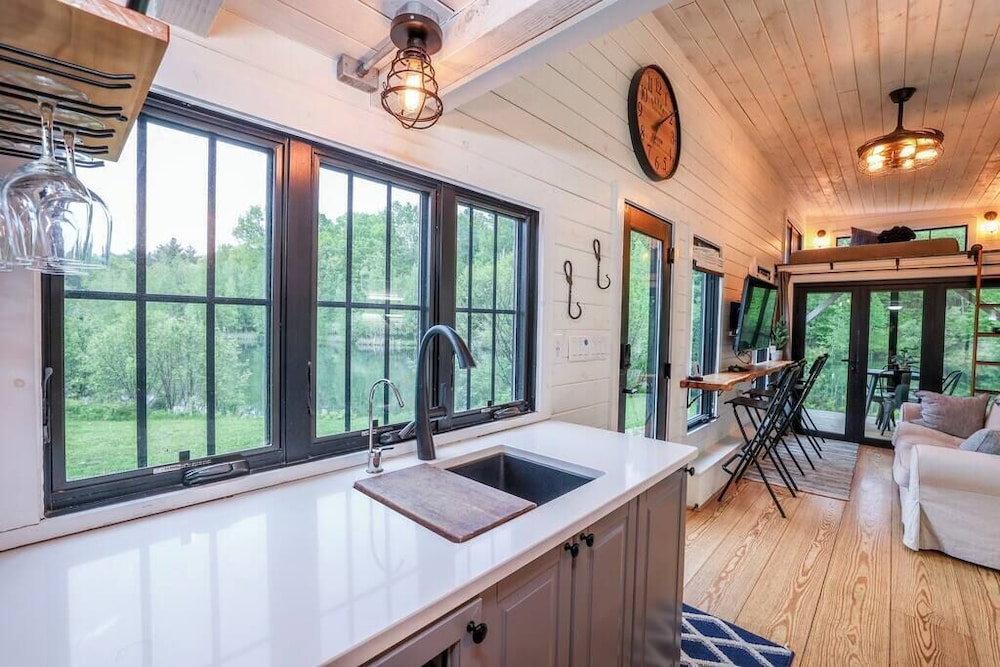 Hidden Retreat 4-homes 134 Acres