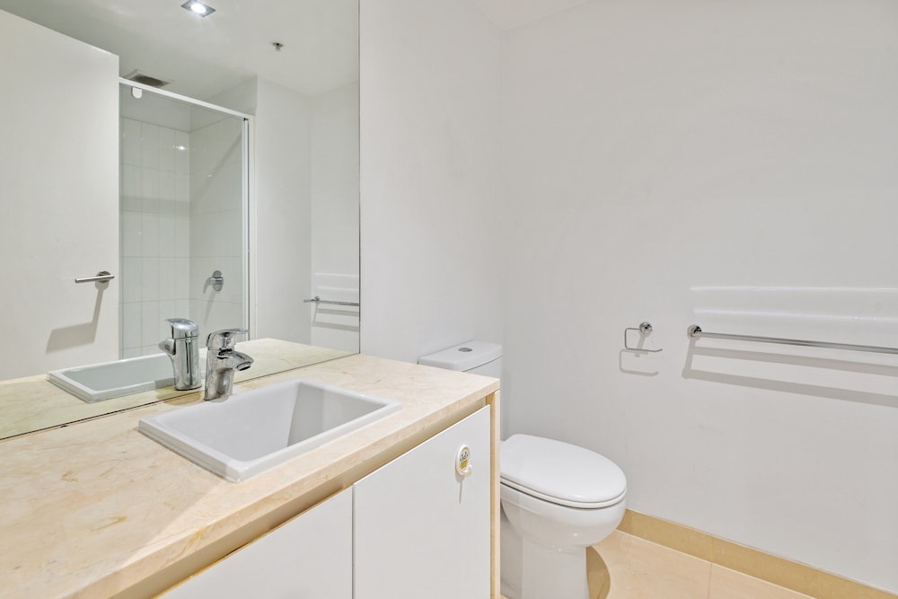 Central 2-bed Apartment With Parking,