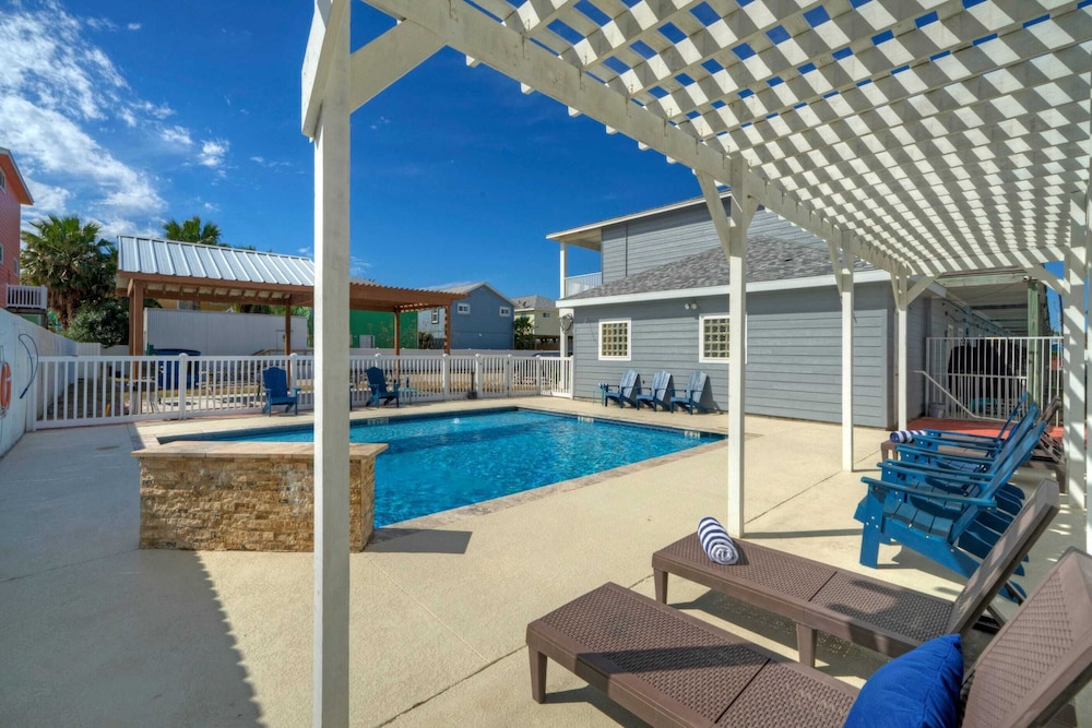 Sleeps 10 Two Condos. Pet-friendly + Beach Access