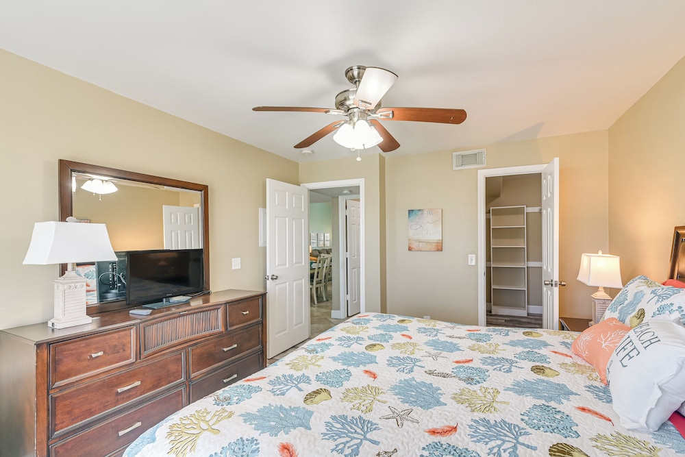 Steps to Beach: Ocean-view Galveston Condo!