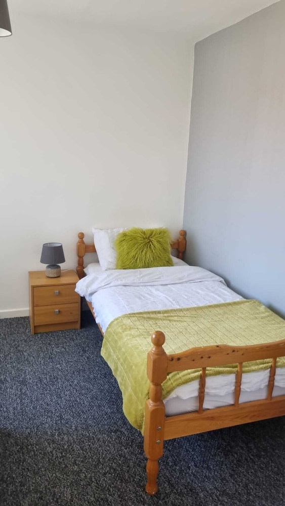Doncaster-house-sleeps8-parking-garden