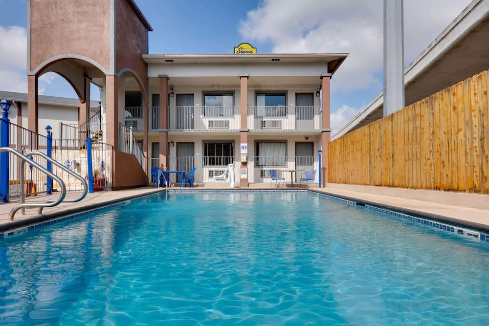 Super 8 by Wyndham San Antonio Pearl District / Downtown - Image 1