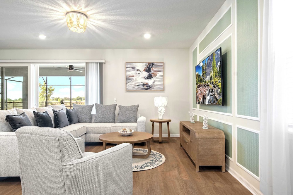 Bright & Spacious 7BR Pool Villa w/ Game Loft New Windsor Cay Resort Near Disney