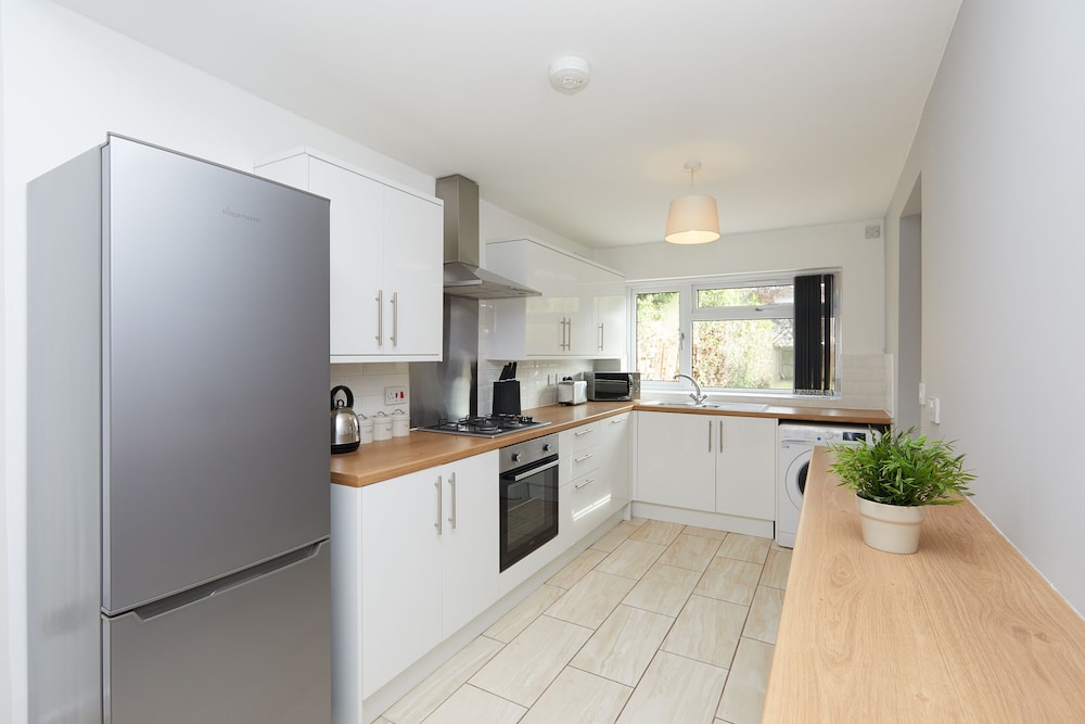 2 Bed Derby House- Parking - Rolls Royce