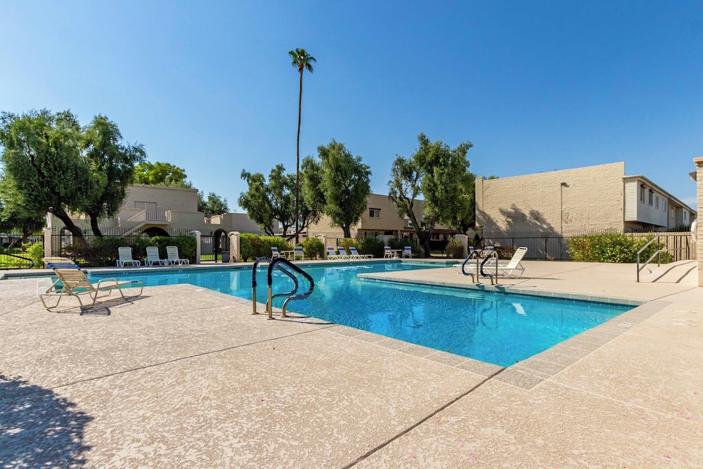 Walk to Old Town & Giants Stadium! Unit w/ Pool