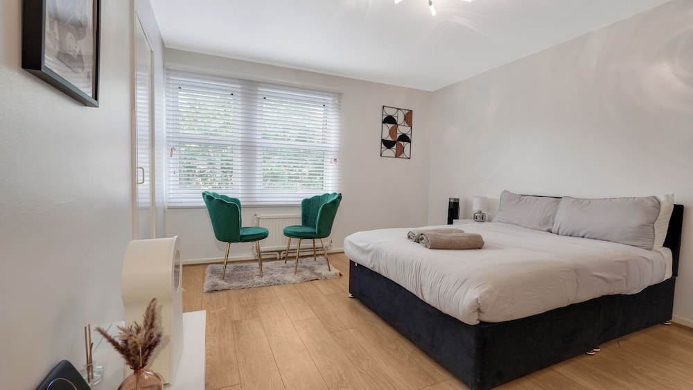 London - Flat - Garden Access - Sleeps 3 - Parking