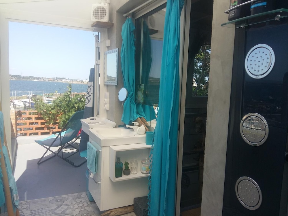 La Cabane d'Isa en Sète — bathroom