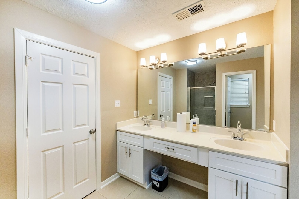 Pet-friendly 3BR Near First Colony Mall