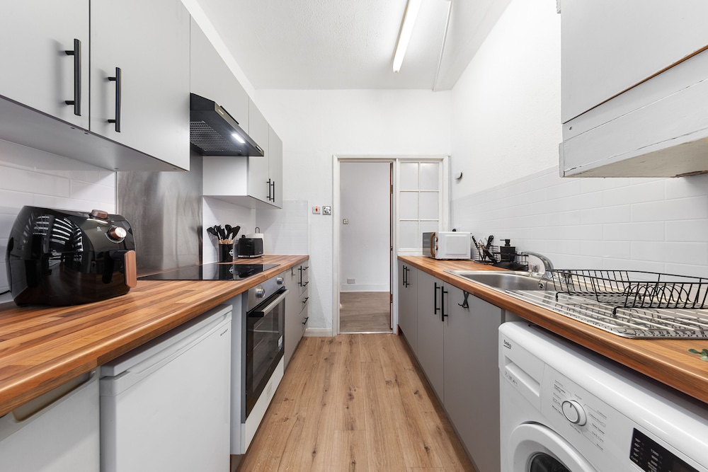 Elegant 1 Bdr Flat in Goodmayes w Free Parking view 5