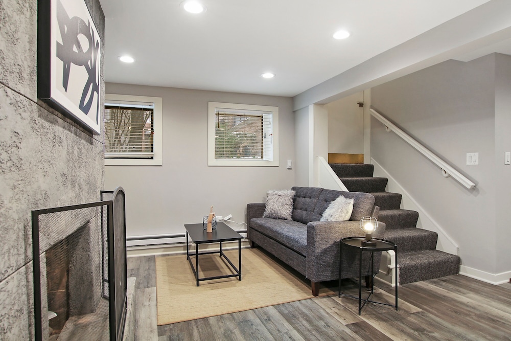 Perfectly Designed 1BR - Barry GA