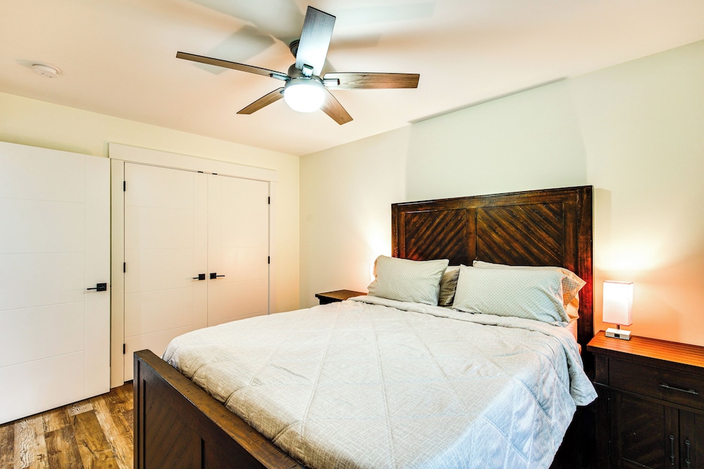 Quiet PNW Base: Walkable Apt in Normandy Park