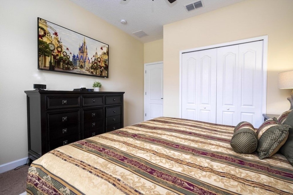 Family Pool Home Near Disney!! Modern Decor, Bbq ,resort W/ Tons Of Amenities! 6 Bedroom Home