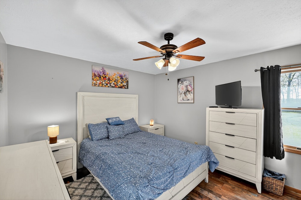 Cozy Retreat With Hot Tub In Peaceful Goshen 4 Bedroom Home