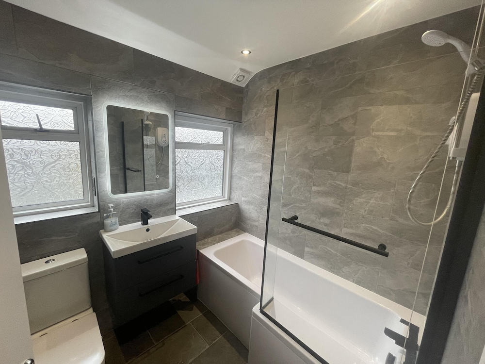 Cosy Heathrow Apartment With 2 Bedrooms