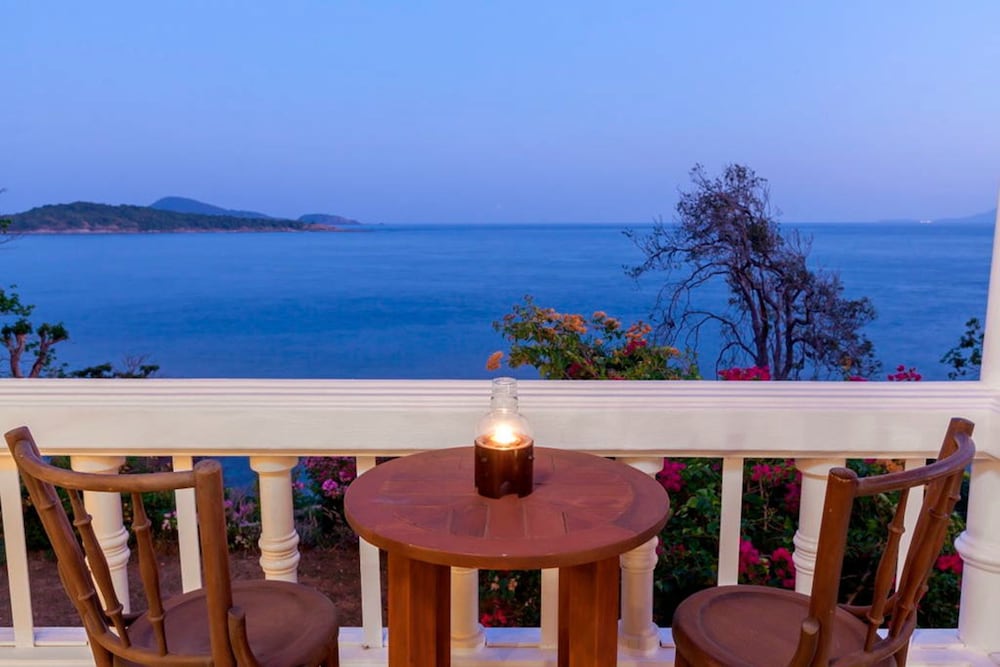 Baan Khunying – Secluded Phuket Beachfront Villa