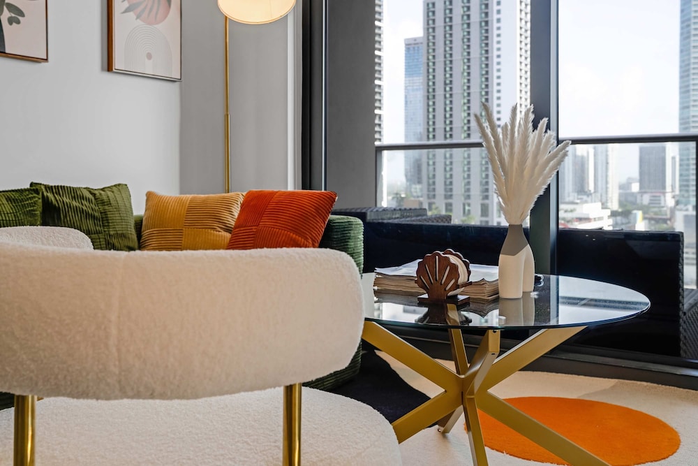 CBD Luxepad 2b2b With City Bay Views Gym Lounge
