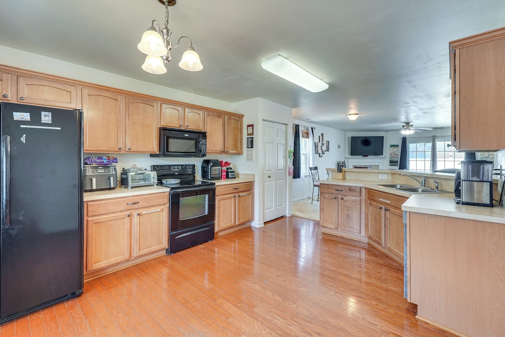 6 Mi to Dtwn Raleigh: Townhome w/ Fenced Patio!