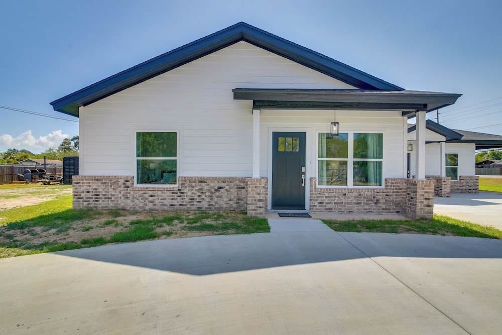 Modern Comfort: Brownsville Home Near Dtwn