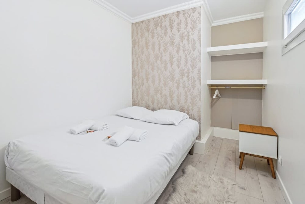 Exceptional Apartment With Terrace - La D Fense