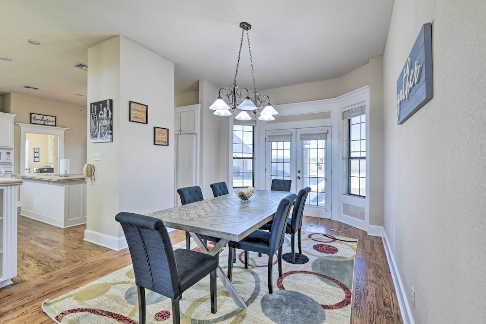 8 Mi to White Rock Lake: Spacious Krum Home