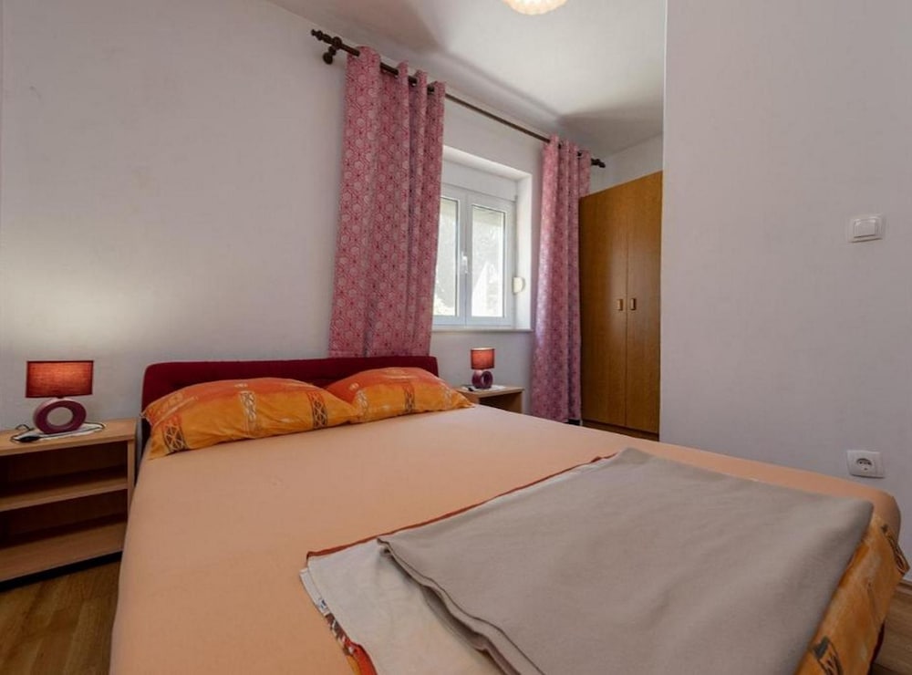 Beachfront Holiday Home With Hot Tub, Terrace, and Sea Views in Vinišće