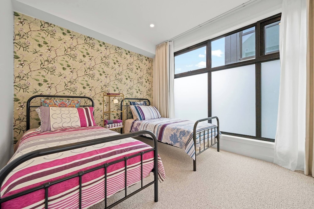 Fully Gated! Walk to Bus, Train & Box Hill High!