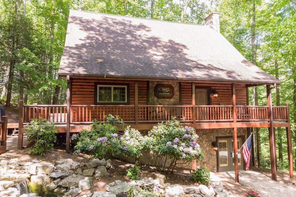Iron Mountain Lodge 3 Bedroom Cabin by RedAwning