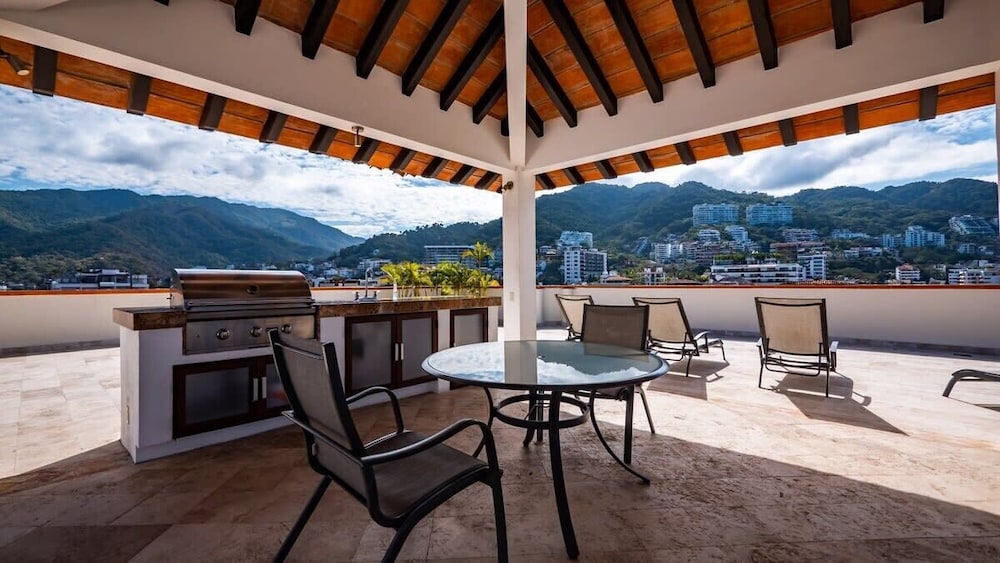 Ocean View 3Br Condo-balcony-beach-pool - 812