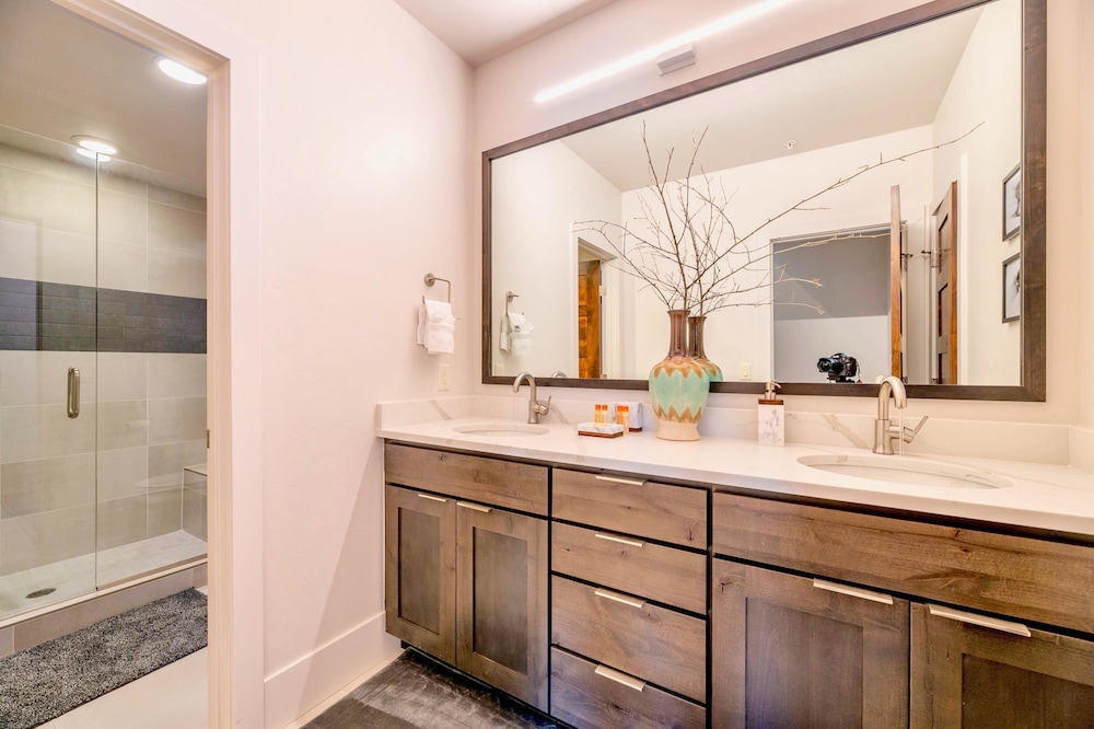 Luxury 2BR Mountain Townhouse w Picturesque Views