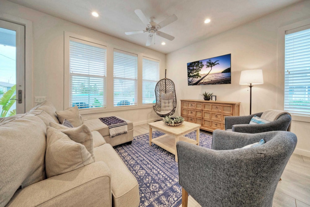 Sleeps 20 2 Homes in Mercer Village w/ Pool Heart of Old Town, Walkable