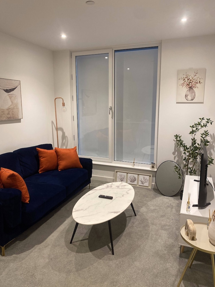 Lakeside - Central Apartment - Free Parking - Cinema Room