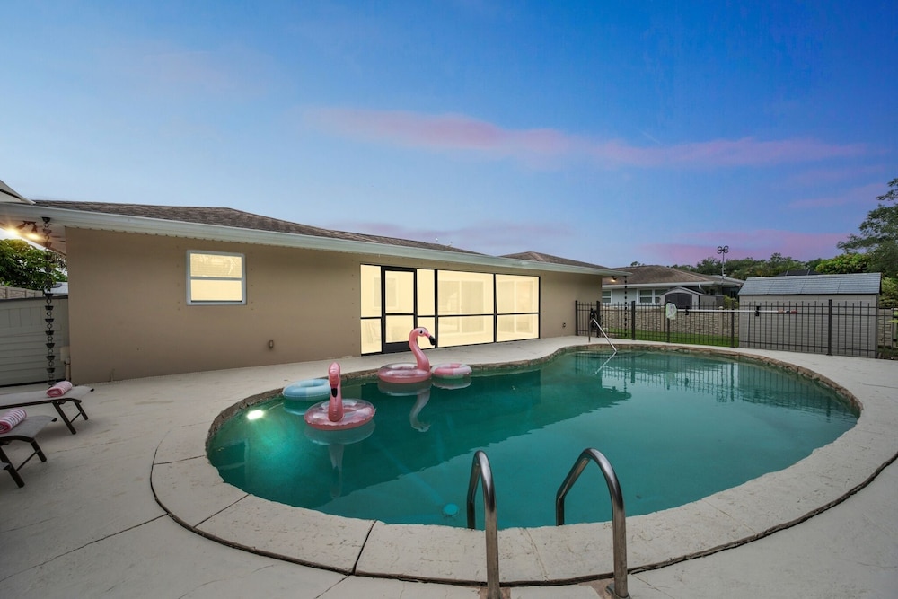 Naples Henrie Hideaway - Private Pool, Pet Friendly 12 Mins From Beach & Downtown 3 Bedroom Home