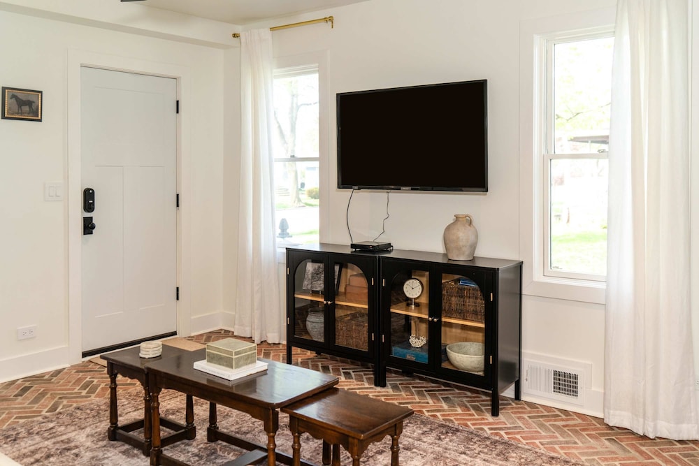 Magnolia Manor - Remodeled Home Near Downtown
