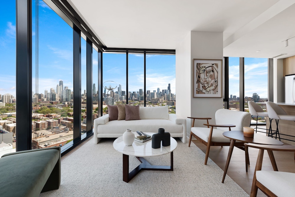 Lincoln Park Oasis Safe Stay Balcony Views
