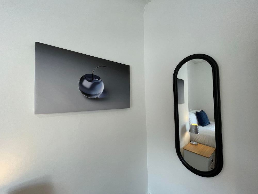 Lovely 3 Bedroom Apartment In Newcastle Upon Tyne With Free Parking view 3