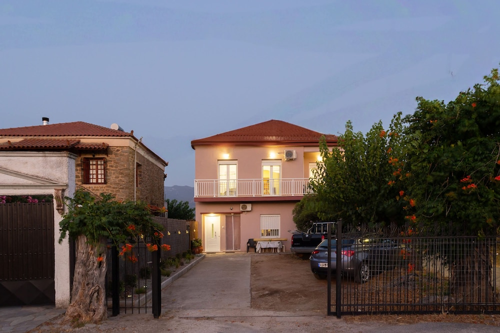 Valira Stathmos Home - Rustic Charm Cottage W Garden