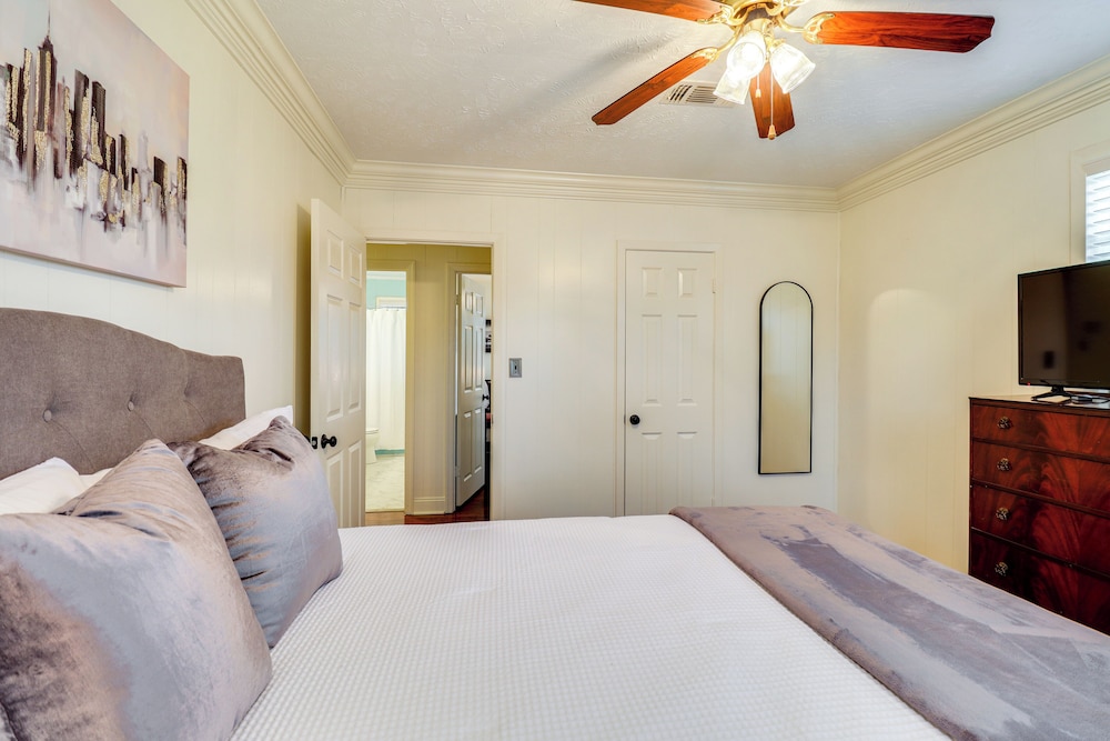 3 Mi to Mississippi Stadium: Cozy Jackson Getaway!