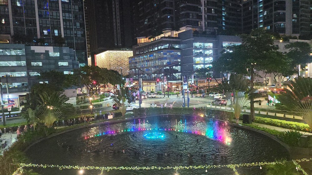 Luxury Upscale Retreat in Uptown Bgc, Metro Manila view 5