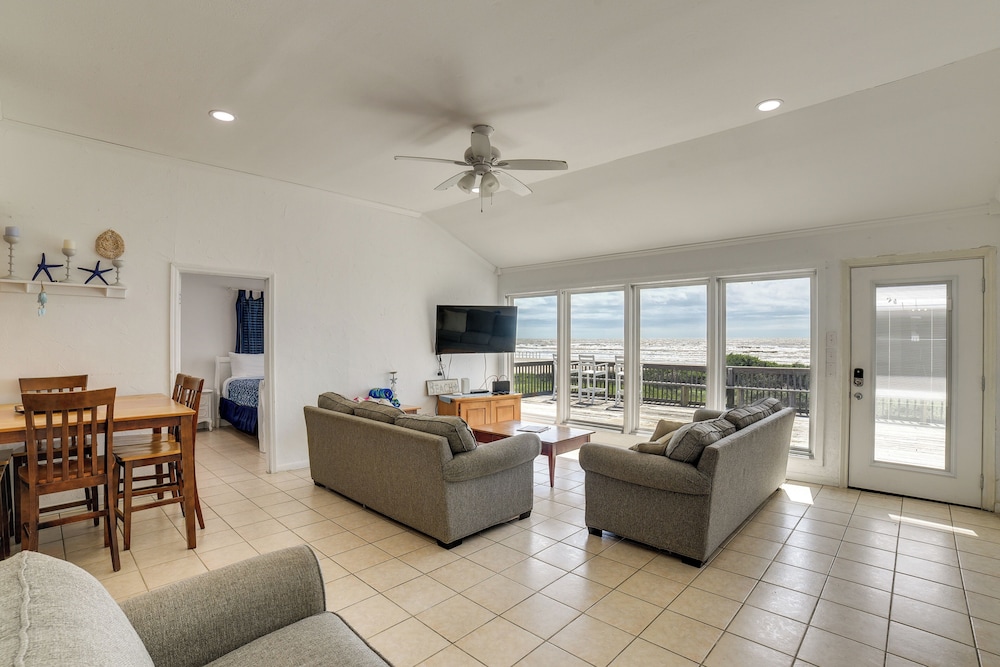 Beachfront Home w/ Pool Access in Galveston!