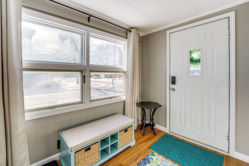 < 1 Mi to Dtwn Clawson! Family Retreat w/ Yard
