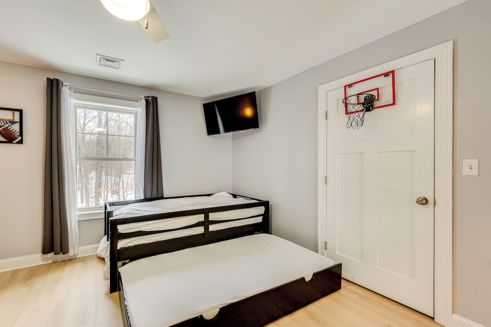 Mtn-view Gem w/ Hot Tub & Fire Pit in North Conway