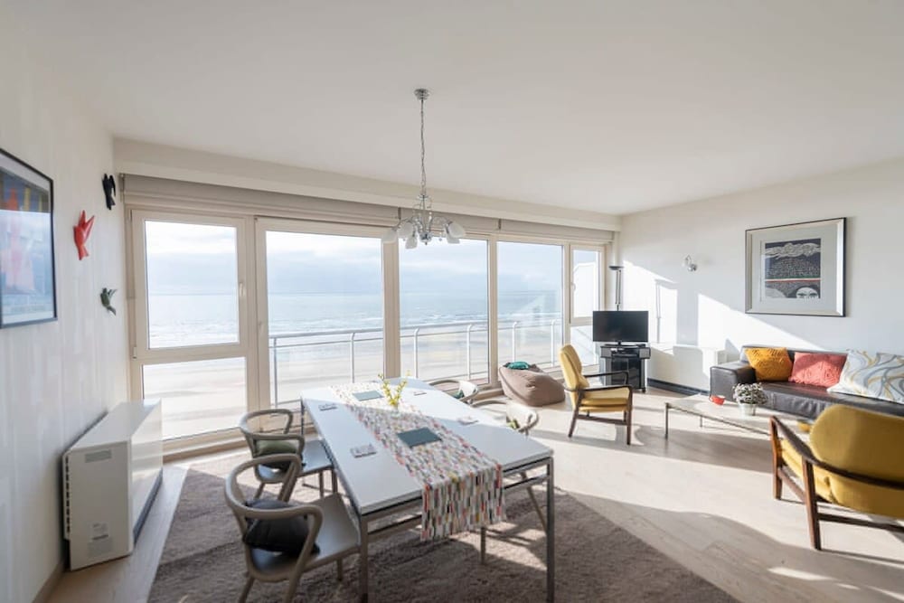 Seaview Apartment on the Beach - Free Parking